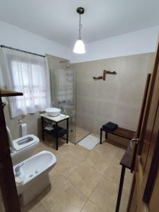 Ένα μπάνιο στο Anexo acogedor con patio