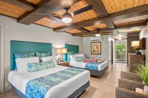 Ένα ή περισσότερα κρεβάτια σε δωμάτιο στο The Mauian Hotel