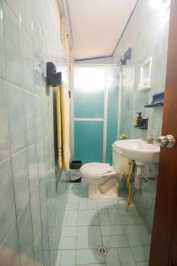 Koupelna v ubytování Antigua Hostal + 37 fotografií