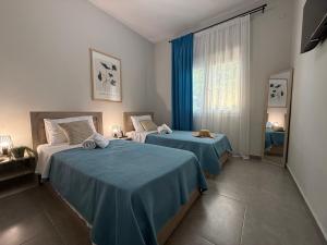 Кровать или кровати в номере Sophia's Coastal Retreat