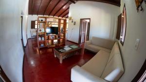 a living room with a couch and a coffee table at Casa junto as montanhas in Capitólio