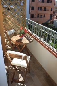 a balcony with a table and a chair on it at Terrazzi in Fiore in Alghero
