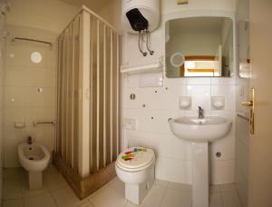 A bathroom at Porto Coda Cavallo Salina Bamba Még 37 kép