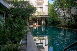 a swimming pool in the middle of a building at Kyara Arthouse Villa in Thanh Ðông (1)