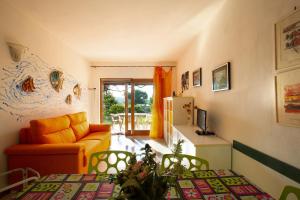 A seating area at Porto Coda Cavallo Salina Bamba