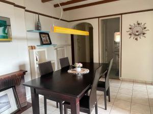 Kuchyň nebo kuchyňský kout v ubytování Appartement de 3 chambres à coucher