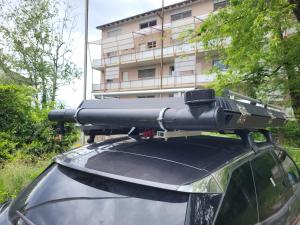 eine Waffe auf dem Dach eines Autos mit einem Gebäude in der Unterkunft R-Com in Peseux