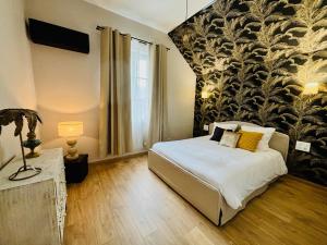 een slaapkamer met een bed en een grote muur bij T2 rénové au coeur de Vendôme avec parking - Le Kozy in Vendôme +7 foto's