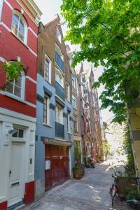 アムステルダムにあるApartments Romanceの通り並ぶ色彩豊かな建物