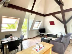 ローザンヌにあるBeautiful Top Floor Apartment with Lake Viewのソファとテーブルのあるリビングルーム