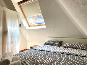 ローザンヌにあるBeautiful Top Floor Apartment with Lake Viewの窓とベッドのある部屋のベッド sidx sidx sidx