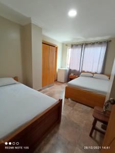 Rúm í herbergi á HOTEL MARLUZ
