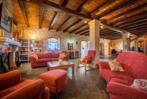 トラガキにあるKtima Dikopoulos - Villa Kirstinの赤いソファと椅子付きの広いリビングルーム