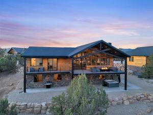 una casa con techo negro y muchas ventanas en High Desert Home Modern Luxury Near Zion NP, en Orderville
