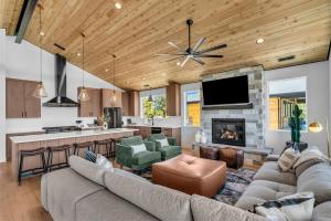 Una sala de estar con dos sofás y una chimenea. en High Desert Home Modern Luxury Near Zion NP, en Orderville