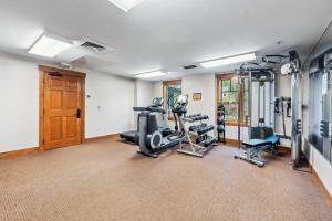 ein Fitnessstudio mit Laufbändern und Crosstrainern in einem Raum in der Unterkunft Central Breck Stay Shared Hot Tub plus Ski Access in Breckenridge