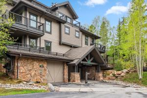 ein großes Haus mit einer Auffahrt davor in der Unterkunft Central Breck Stay Shared Hot Tub plus Ski Access in Breckenridge