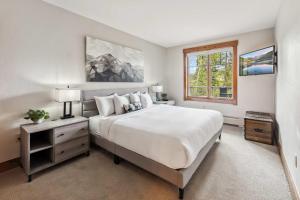 ein weißes Schlafzimmer mit einem großen Bett und einem Fenster in der Unterkunft Central Breck Stay Shared Hot Tub plus Ski Access in Breckenridge