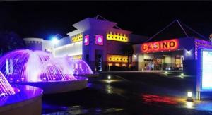 eine Gruppe von Springbrunnen vor einem Casino bei Nacht in der Unterkunft Complejo Pampa in Santa Rosa