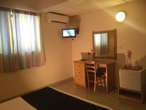 TV a/nebo společenská místnost v ubytování Dean Hamlet Hotel