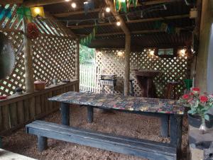 a bench sitting inside of a pergola at Chalé Cafofo in Campo Alegre