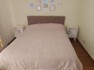 un letto in una piccola stanza con due comodini di Casa con Jardín, Piscina y Vistas Increíbles en Potrero de los Funes a Potrero de los Funes Altre 15 foto