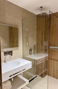 Bilik mandi di Monun Hotel