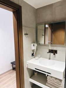Bilik mandi di Monun Hotel