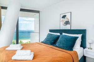 Posteľ alebo postele v izbe v ubytovaní WAVE private apartament - Sea View + 36 fotografií