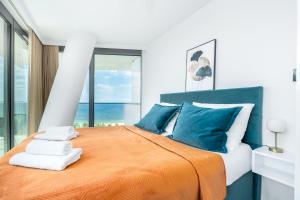 Posteľ alebo postele v izbe v ubytovaní WAVE private apartament - Sea View