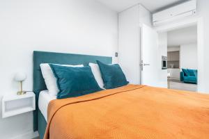 Posteľ alebo postele v izbe v ubytovaní WAVE private apartament - Sea View