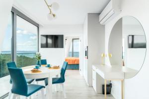 Televízia a/alebo spoločenská miestnosť v ubytovaní WAVE private apartament - Sea View