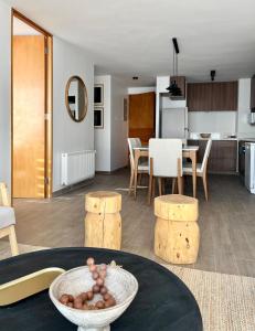 - un salon et une cuisine avec un bol de fruits sur une table dans l'établissement Departamentos ALOJAMIENTO OFICIAL GRAN PARADOR ski in - out, Centro de Ski El Colorado, Farellones - Único con descuentos en servicios del Centro de Ski, à Farellones