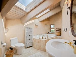 Koupelna v ubytování Osprey Chalet by Outpost Whistler + 39 fotografií