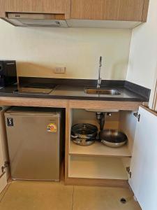 una pequeña cocina con fregadero y encimera en Unixx Sea view, en Pattaya South