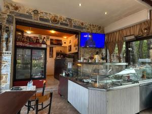un bar en un restaurante con un mostrador en Fanis Rooms, en Kokkino Nero