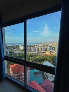 una vista de una ciudad desde una ventana en Unixx Sea view, en Pattaya South