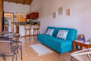 un soggiorno con un divano blu e un tavolo di Beautiful Casa Aire near Lake Arenal in Nuevo Arenal - Casas Airelibre a Nuevo Arenal