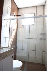 a bathroom with a toilet and a sink at Casa Privativa em Sete Lagoas 35C in Sete Lagoas