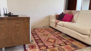 a living room with a couch and a rug at Casa Privativa em Sete Lagoas 35C in Sete Lagoas +22 photos