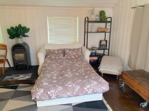 una camera con letto e piano cottura di Cabin at Hestsjøen Badeplass a Trondheim