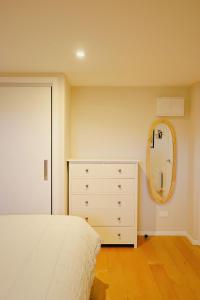 Katil atau katil-katil dalam bilik di Kowhai Apartment - private opposite golf course central Wanaka