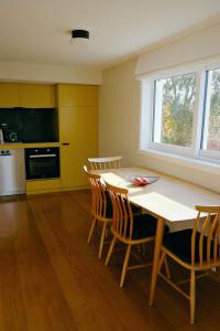 Dapur atau dapur kecil di Kowhai Apartment - private opposite golf course central Wanaka