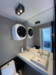 une salle de bains avec un lavabo et un miroir dans l'établissement Studio Zona Sul Laranjeiras RJ, à Rio de Janeiro 14 autres photos
