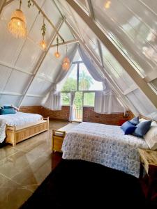 1 dormitorio con 2 camas en una tienda de campaña en Cabaña Premium Ñakurutu de La Mala Junta, en Atyrá 41 fotos más