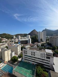 Cette chambre offre une vue sur la ville et dispose d'une piscine. dans l'établissement Studio Zona Sul Laranjeiras RJ, à Rio de Janeiro