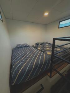 ein Schlafzimmer mit einem Etagenbett und einer Treppe in der Unterkunft The Bunker in La Playa Bejarano + 14 Fotos