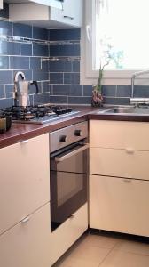 Kuchyň nebo kuchyňský kout v ubytování Family & Business Friendly Apartment # Parking # Digital Check-in Near Disney & Paris Center