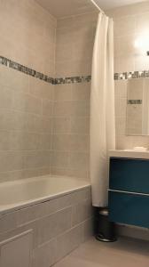 Koupelna v ubytování Family & Business Friendly Apartment # Parking # Digital Check-in Near Disney & Paris Center