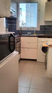 Kuchyň nebo kuchyňský kout v ubytování Family & Business Friendly Apartment # Parking # Digital Check-in Near Disney & Paris Center + 4 fotografie